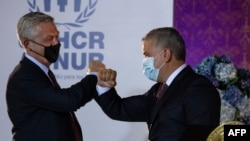 El presidente colombiano, Iván Duque, saluda al alto comisionado de la ONU para los refugiados, el italiano Filippo Grandi, en Bogotá el 8 de febrero de 2021.