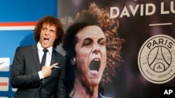 David Luiz du PSG posant pour une photo, Paris, 7 aout, 2014.