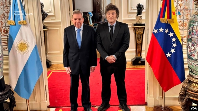 Edmundo González, candidato opositor venezolano, junto a Javier Milei, presidente de Argentina, en la Casa Rosada, el 4 de enero de 2025. 