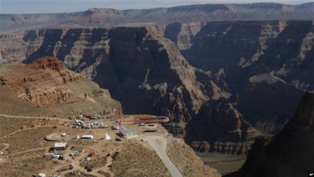 Berjalan di Skywalk, bentangan lantai kaca yang menjorok sejaih 21 meter dari tepi ngarai, merupakan salah satu cara untuk menikmati pemandangan di Grand Canyon (foto: dok.)