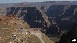 Berjalan di Skywalk, bentangan lantai kaca yang menjorok sejaih 21 meter dari tepi ngarai, merupakan salah satu cara untuk menikmati pemandangan di Grand Canyon (foto: dok.)