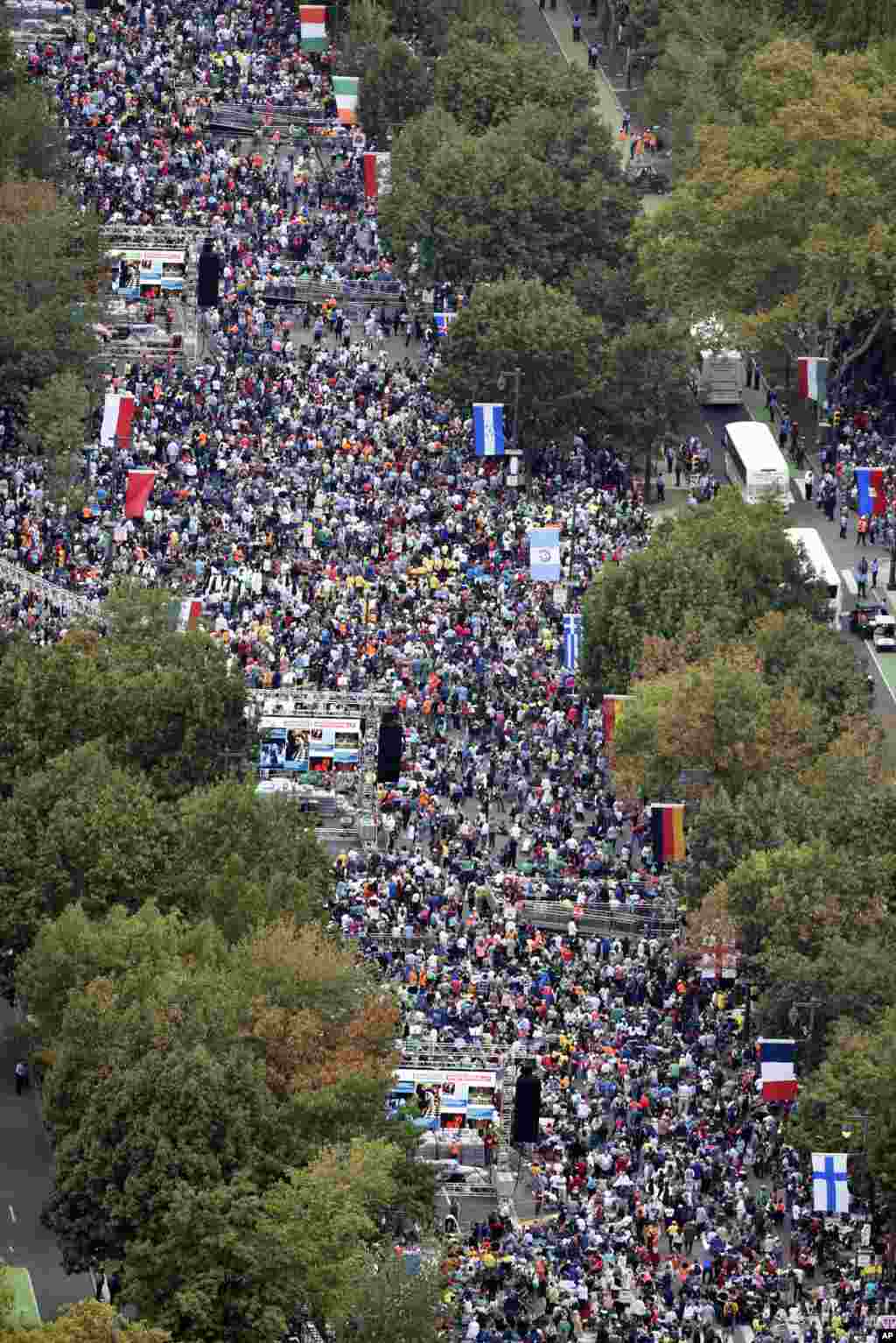 Dadweyne isugu soo ururay waddada Benjamin Franklin Parkway si ay usoo dhoweeyaan Pope Francis.