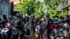 Anggota polisi anti-terorisme Densus 88 dalam aksi penggeledahan sebuah rumah di Surabaya, Jawa Timur, pada 19 Juni 2017. (AFP/JUNI KRISWANTO/ilustrasi)