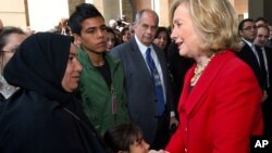 Hillary Clinton avec la famille de Khairy Ramadan Ali, un manifestant tué lors des protestations au Caire, Egypte, le 28 janvier 2011. 