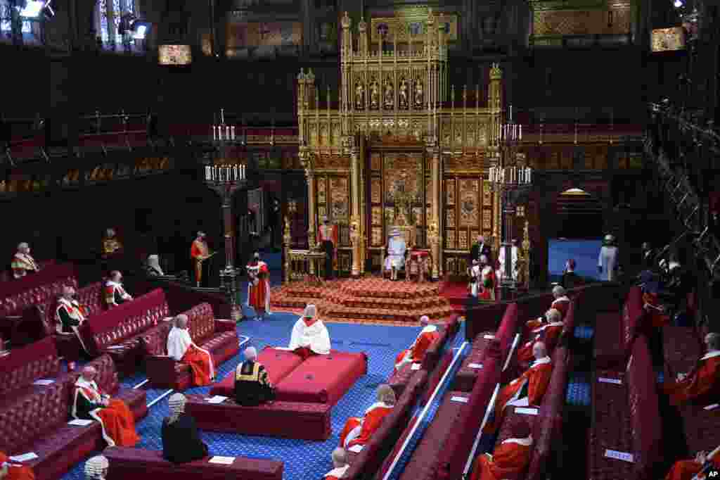 영국의 엘리자베스 2세 여왕이 런던의 웨스트민스터궁 상원 귀족원(the House of Lords)에서 의회 개원 연설을 했다. 