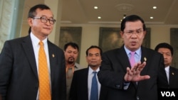 Cambodian Prime Minister Hun Sen (R) talks to the press with Sam Rainsy (L) president of the Cambodia National Rescue Party (CNRP), after the National Assembly vote to select the members of National Election Committee in Phnom Penh, Cambodia on April 9th, 2015. (Nov Povleakhena/VOA Khmer) 