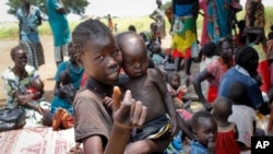 Une jeune fille déplacée pour les violences ethniques attend la distribution de la nourriture dans un centre de l’UNICEF à Aweil, Soudan du Sud, 16 septembre 2016.