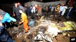 4月20号，一架客机在巴基斯坦首都伊斯兰堡附近失事，救援人员正在失事地点救援。