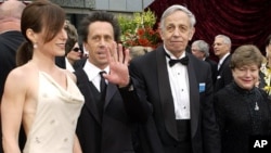 Peraih Nobel John Nash (kedua dari kanan) dan istrinya Alicia (kanan), bersama produser film nominasi Oscar "A Beautiful Mind", Brian Grazer (kedua dari kiri) tiba di upacara Academy Awads di Los Angeles, 2002.