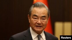 ARCHIVO: El ministro de Relaciones Exteriores de China, Wang Yi, posa mientras se reúne con el ministro de Relaciones Exteriores de Turquía, Hakan Fidan (no se ve) en Ankara, Turquía, el 26 de julio de 2023.