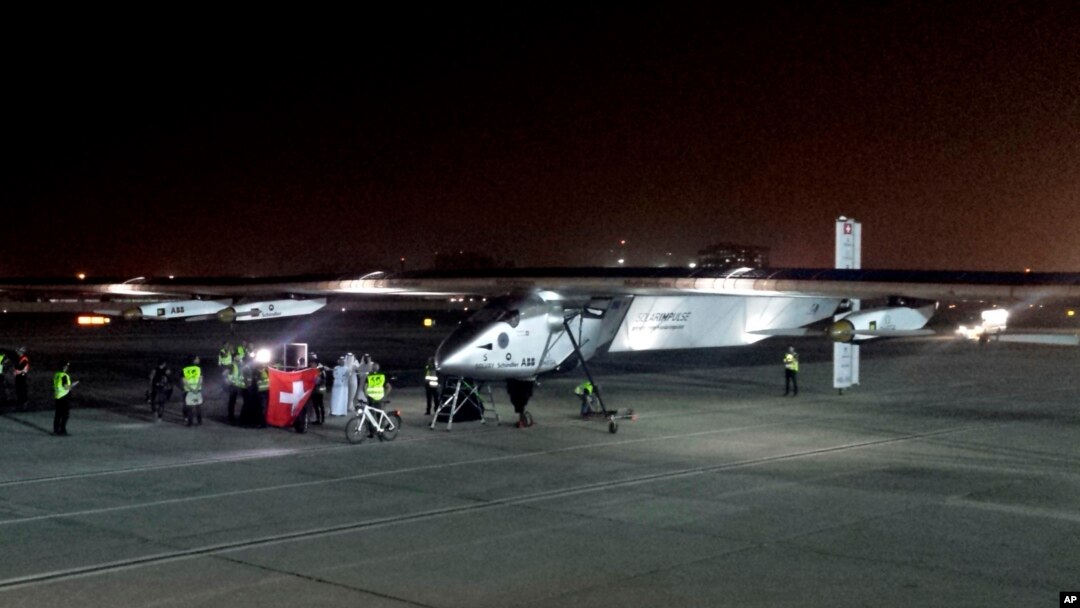 Pesawat Solar Impulse 2 bersiap lepas landas dari bandar udara di Abu Dhabi, Uni Emirat Arab (9/3). (AP/Aya Batrawy)