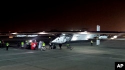 Pesawat Solar Impulse 2 bersiap lepas landas dari bandar udara di Abu Dhabi, Uni Emirat Arab (9/3). (AP/Aya Batrawy)