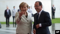 German Chancellor Angela Merkel welcomes French President Francois Hollande at the chancellery in Berlin, Germany, May 15, 2012. 