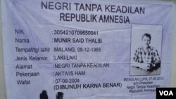 Poster yang memperlihatkan protes terhadap pemerintah yang belum juga menuntaskan kasus pembunuhan aktivis Munir. (VOA/Fathiyah Wardah)