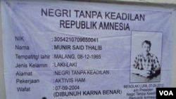 Poster yang memperlihatkan protes terhadap pemerintah yang belum juga menuntaskan kasus pembunuhan aktivis Munir. (VOA/Fathiyah Wardah)