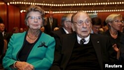 Hans-Dietrich Genscher, en la foto con su esposa, fue ministro de relaciones exteriores de Alemania Occidental y luego de la reunificación, pasó a desempeñar ese cargo durante 18 años, un periodo récord. 