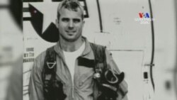 Սենատոր Ջոն ՄըքՔեյնը Վիետնամի պատերազմի վետերան է, ով հինգ տարի ռազմագերի է եղել