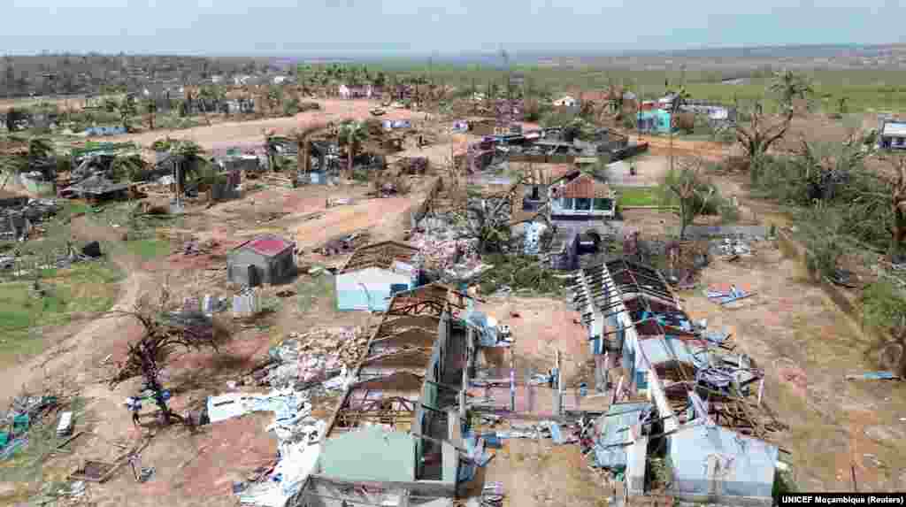 Edifícios parcialmente destruídos e árvores desenraizadas permanecem depois de o ciclone Chido ter o distrito de Mecufi, província de Cabo Delgado, Moçambique, a 16 de dezembro de 2024, nesta captura de ecrã retirada de um vídeo de um drone.&nbsp;