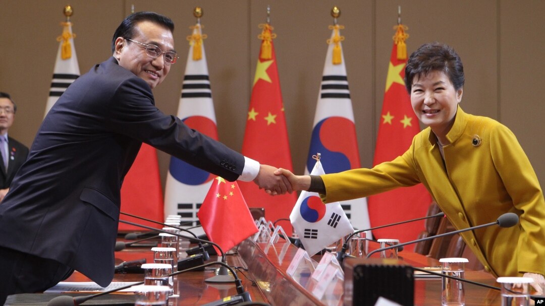 박근혜 한국 대통령(오른쪽)이 리커창 중국 총리와 31일 청와대에서 열린 정상회담에서 악수하고 있다.