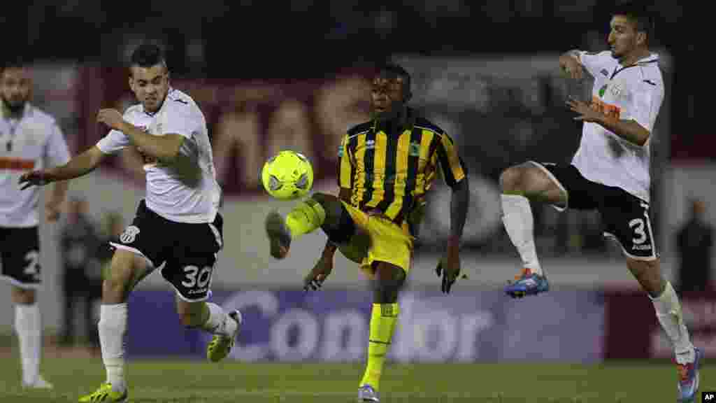 Lema Labidi de la République démocratique du AS Vita Club du Congo lutte pour le ballon avec Akram Djahnit (G) et de Sofiene Younes Entente Sportive de Sétif de l'Algérie lors de leur match de football finale de la Ligue africaine des champions au stade Mustapha Tchaker