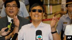 Chinese activist Chen Guangcheng waves to media as he arrives at the Taipei International Airport in Taoyuan, Taiwan, June 23, 2013.