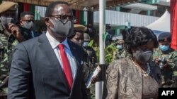 FILE - Malawi's President Lazarus Chakwera (L) and first lady Monica Chakwera depart following his inauguration at the Kamuzu Baracks, at Malawi Defense Force Headquarters, in Lilongwe, July 6, 2020. 