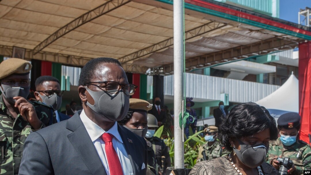 FILE - Malawi's President Lazarus Chakwera (L) and first lady Monica Chakwera depart following his inauguration at the Kamuzu Baracks, at Malawi Defense Force Headquarters, in Lilongwe, July 6, 2020. 