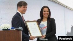 Ambasador Eric Nelson uručuje NASA-ino pismo načelnici Jezera Snežani Ružičić (Fotografija preuzera sa FB profila načelnice Ružičić)