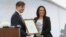 Ambasador Eric Nelson uručuje NASA-ino pismo načelnici Jezera Snežani Ružičić (Fotografija preuzera sa FB profila načelnice Ružičić)