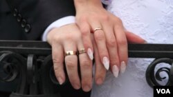 Pasangan dari berbagai negara di dunia dan berbagai negara bagian di Amerika Serikat berdatangan ke Las Vegas pada hari terakhir 2023 untuk melangsungkan pernikahan di sana. (Foto: VOA)