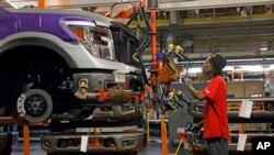 Archivo - Imagen de un trabajador en la línea de ensamblaje de automóviles Nissan en Canton, Mississippi.