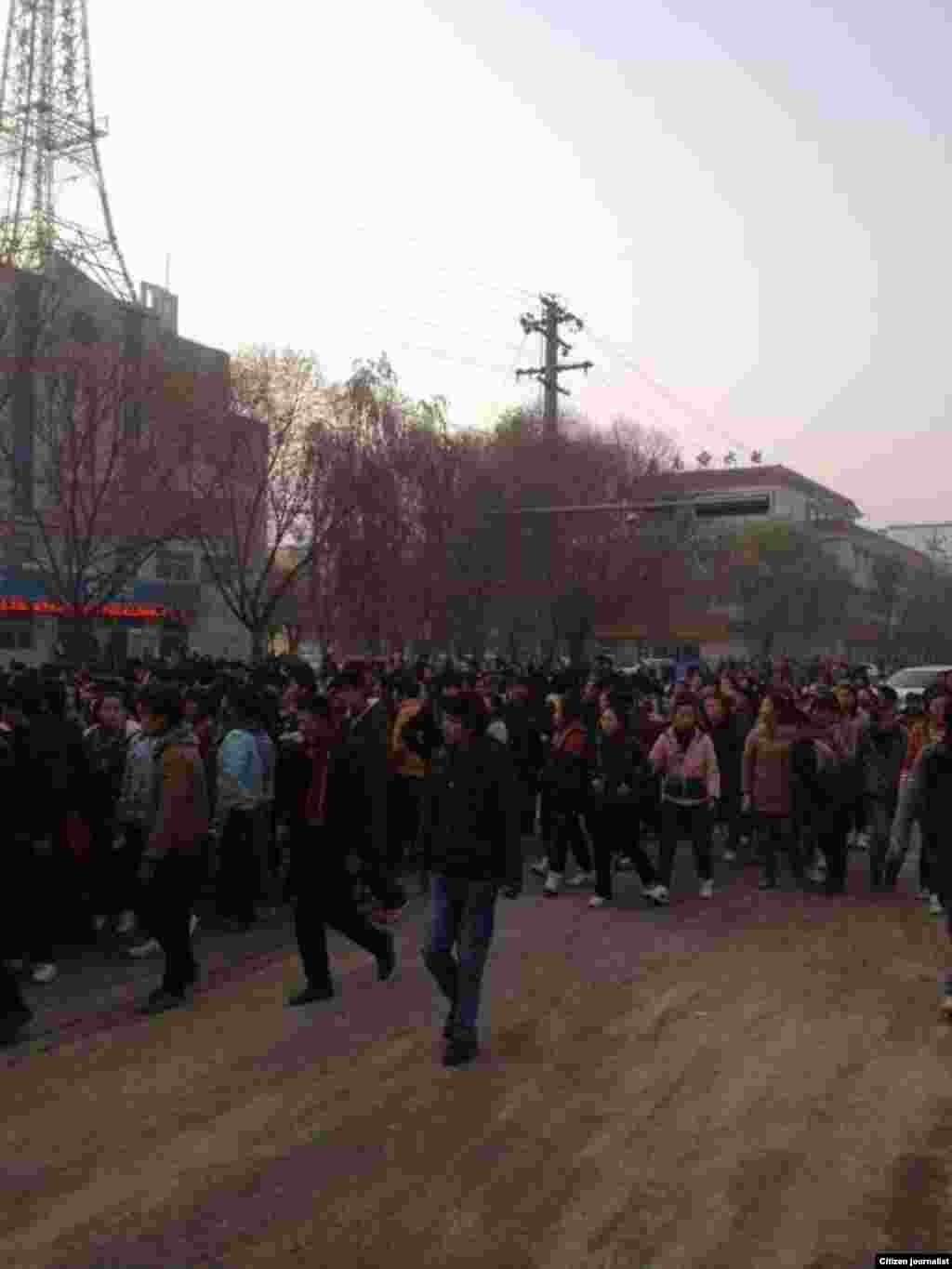 据报道数百甚至数千名藏人走上青海同仁街头抗议。