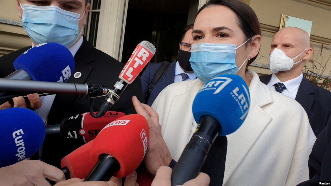 Lãnh đạo đối lập Belarus Sviatlana Tsikhanouskaya xuất hiện sau cuộc gặp với Tổng thống Pháp Emmanuel Macron ở Vilnius, Lithuania ngày 29/9/2020. REUTERS/Andrius Sytas