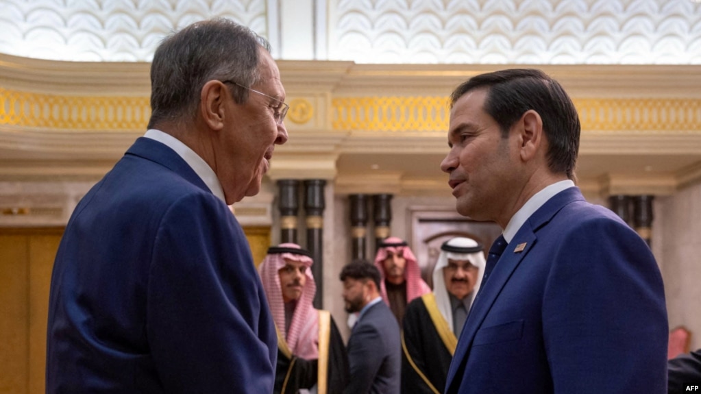 Ngoại trưởng Mỹ Marco Rubio (phải) bắt tay Ngoại trưởng Nga Sergei Lavrov tại Dinh Diriyah, ở Riyadh, Ả rập Xê út, ngày 18/2/2025.