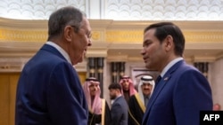 Menteri Luar Negeri Amerika Marco Rubio (kanan) berjabat tangan dengan Menteri Luar Negeri Rusia Sergei Lavrov selama pertemuan mereka di Istana Diriyah, di Riyadh, Arab Saudi, pada 18 Februari 2025. (Foto: SPA/AFP)