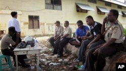 Para polisi melakukan penjagaan arena tinju di Nabire, Papua pasca kerusuhan yang menewaskan 17 orang (15/7). 