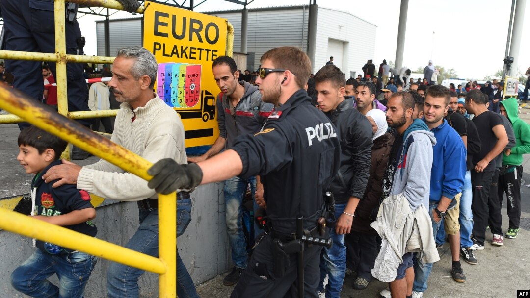Những người di cư xếp hàng chờ lãnh thực phẩm tại Áo gần biên giới Hungary, ngày 10/9/2015. 