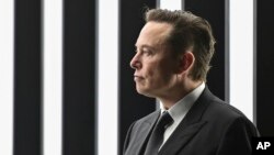 Elon Musk avait jusqu'à vendredi pour conclure l'acquisition du réseau social, faute de quoi un procès aurait eu lieu en novembre.