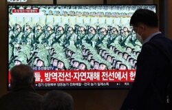 10일 한국 서울역에 설치된 TV에서 북한 노동당 창건 75주년 열병식 뉴스가 나오고 있다.