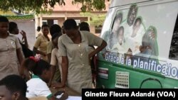 Campagne de sensibilisation sur les grossesses précoces à Porto Novo, la capitale du Bénin, le 11 juillet 2019. (VOA/Ginette Fleure Adandé)