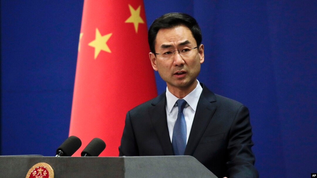 Juru bicara kementerian luar negeri China, Geng Shuang berbicara kepada media di Beijing.