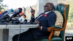 L'ancien président du Zimbabwe, Robert Mugabe, prend la parole lors d'une conférence de presse tenue dans sa résidence "Blue Roof", à Harare, le 29 juillet 2018.