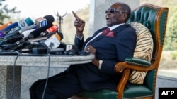 L'ancien président du Zimbabwe, Robert Mugabe, prend la parole lors d'une conférence de presse tenue dans sa résidence "Blue Roof", à Harare, le 29 juillet 2018.