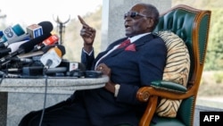 FILE: Owayengumongameli uMnu. Robert Mugabe uyelatshwa kwele Singapore. Lapha wayekhuluma lentathelizindaba emzini wakhe weBlue Roof eHarare nyakenye.