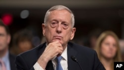 លោក James Mattis ស្តាប់​សំណួរ​ក្នុង​ពេល​សវនការ​នៅ​ចំពោះ​មុខ​គណៈកម្មាការ​ភ្នាក់ងារ​ប្រដាប់​អាវុធ​របស់​ព្រឹទ្ធសភា នៅ​ក្នុង​វិមាន​សភា ក្នុង​រដ្ឋធានី​វ៉ាស៊ីនតោន កាលពី​ថ្ងៃទី១២​ ខែមករា ឆ្នាំ២០១៧។