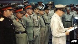 Генерал Д. Макартур зачитывает условия капитуляции Японии