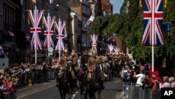 Anggota pasukan bersenjata menunggang kuda dalam latihan parade menjelang pernikahan Pangeran Harry dan Meghan Markle di Windsor, Inggris, Kamis, 17 Mei 2018.