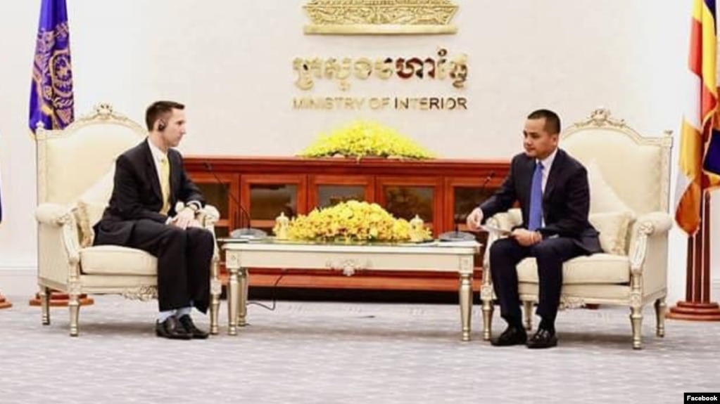 ឯកអគ្គរាជទូតចក្រភពអង់គ្លេសប្រចាំកម្ពុជាលោក Dominic Williams និងរដ្ឋមន្ត្រីក្រសួងមហាផ្ទៃលោក ស សុខា ពិភាក្សាគ្នាក្នុងជំនួបមួយ នៅរាជធានីភ្នំពេញ កាលពីថ្ងៃទី២៤ ខែកញ្ញា ឆ្នាំ២០២៤។ (Facebook / Ministry of Interior)