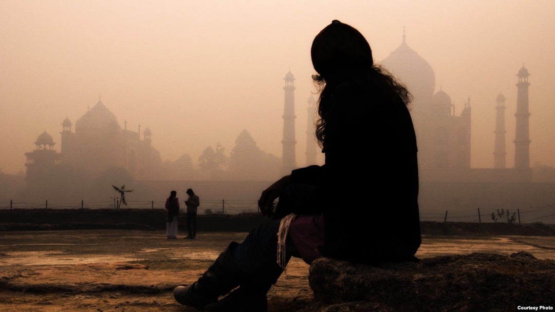 Turis berfoto di depan Taj Mahal. (Foto: Dok)