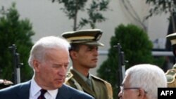 Presidenti palestinez Mahmud Abbas (D) pret Nënpresidentin Xho Bajden (M) para takimit në Ramallah të Bregut Perëndimor, 10 Mars 2010